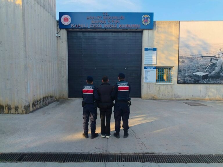 Bafra’da Firari Uyuşturucu Taciri Kıskıvrak Yakalandı Bafra'da Firari Uyuşturucu Taciri Kıskıvrak Yakalandı
