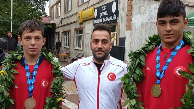 Balkan Şampiyonu Güreşçilere Memleketinde Görkemli Karşılama Balkan Şampiyonu Güreşçilere Memleketinde Görkemli Karşılama