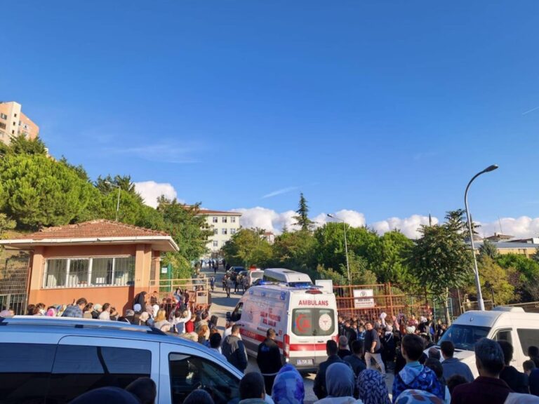 Başakşehir'de Okulda Kanlı Baskın: 8 Öğrenci Yaralandı