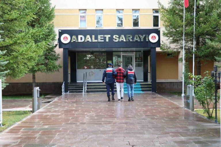 Bayburt’ta Aranan Uyuşturucu Taciri Yakalandı Bayburt'ta Aranan Uyuşturucu Taciri Yakalandı