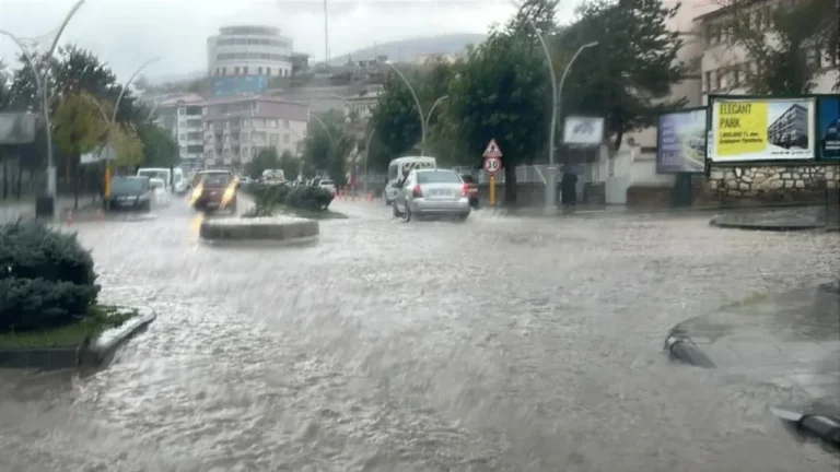 Bayburt'ta Sağanak Kabusu: Kent Sular Altında Kaldı