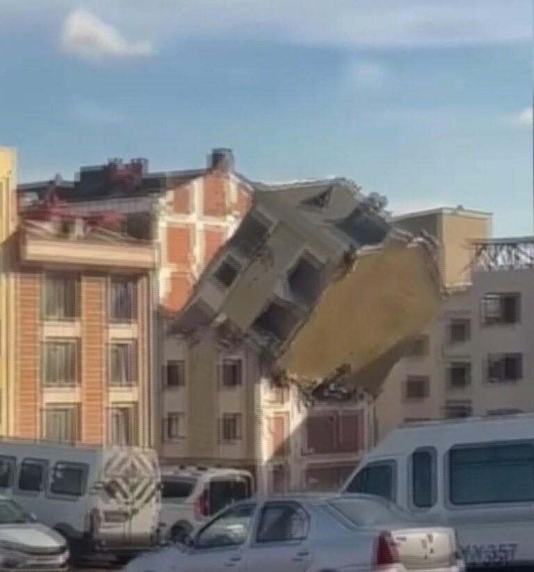Bayrampaşa’da Tehlikeli Yıkım: Halk Panikle Kaçtı Bayrampaşa'da Tehlikeli Yıkım: Halk Panikle Kaçtı