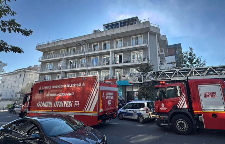 Büyükçekmece'de Korkutan Yangın: Market Deposu Alevlere Teslim Oldu