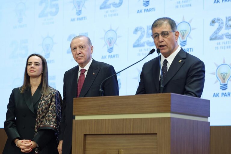 Cemil Tugay Ak Parti’ye Geçti: İzmir’i Ayağa Kaldıracağız