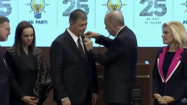 Cemil Tugay Ak Parti’ye Katıldı: İzmir İçin Dev Destek Cemil Tugay Ak Parti’ye Katıldı: İzmir İçin Dev Destek
