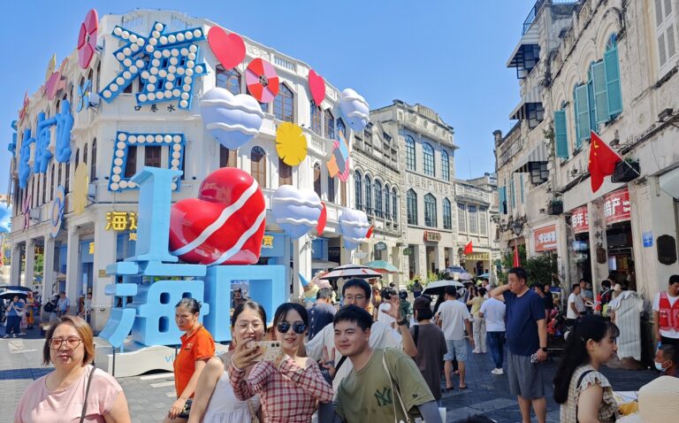 Çin'de Tatil Rekoru: 826 Milyon Turist Yollara Düştü