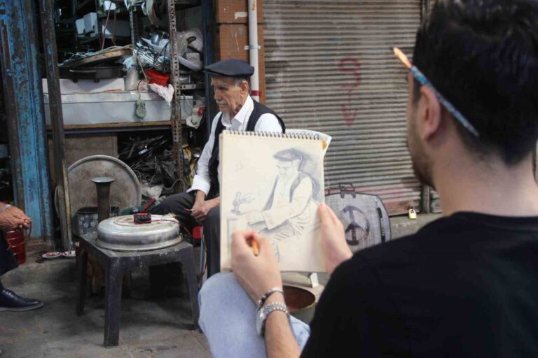 Cizre Sokaklarında Gizli Ressam Mesaileri Başladı Cizre Sokaklarında Gizli Ressam Mesaileri Başladı