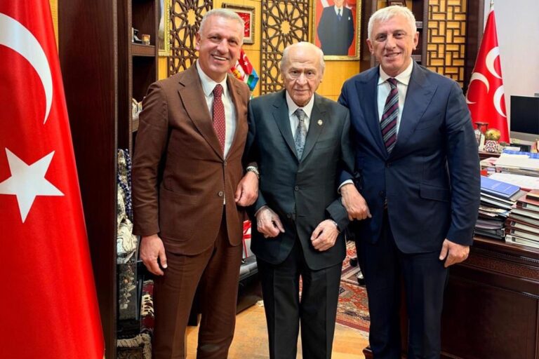 Devlet Bahçeli’ye Sürpriz Hediye Ve Kritik Ziyaret Devlet Bahçeli'ye Sürpriz Hediye Ve Kritik Ziyaret