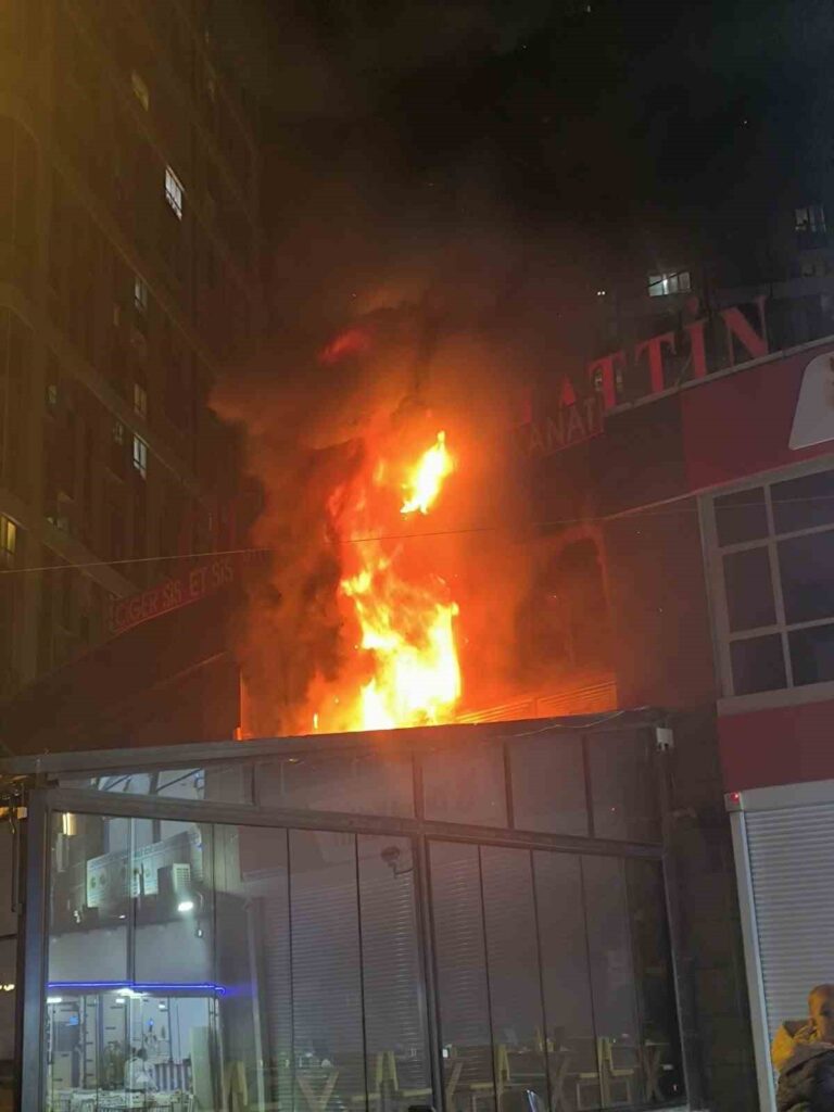 Esenyurt’ta Alevli Gece: İş Yerindeki Yangın Korkuttu Esenyurt'ta Alevli Gece: İş Yerindeki Yangın Korkuttu