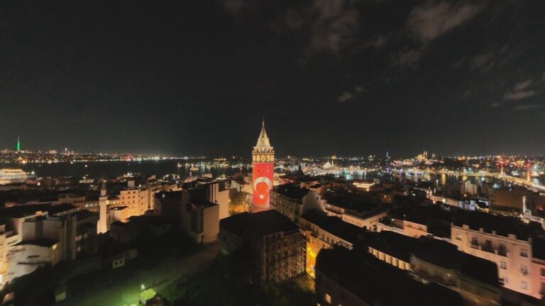 Galata Kulesi'nde Gurur Dolu Kırmızı Beyaz Gece