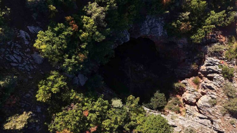 Giresun’da Gizemli Obruk Keşfi: Yer Altı Göleti Büyüledi Giresun'da Gizemli Obruk Keşfi: Yer Altı Göleti Büyüledi