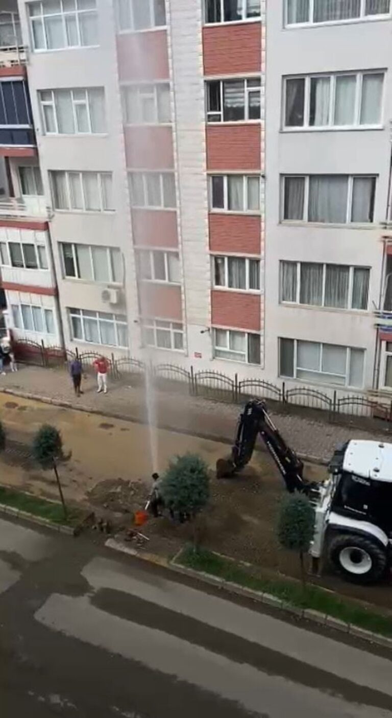 Giresun’da Şebeke Borusu Patladı: Su Gökyüzüne Yükseldi Giresun'da Şebeke Borusu Patladı: Su Gökyüzüne Yükseldi