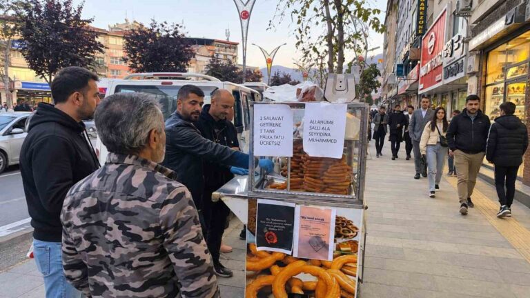 Hakkari'de Salavat Getirene Bedava Tatlı İkramı