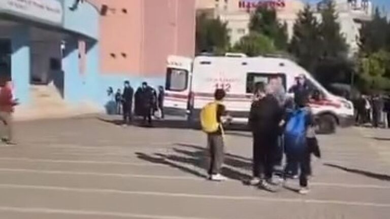 İstanbul’da Okulda Dehşet: 6 Öğrenci Bıçaklandı İstanbul'da Okulda Dehşet: 6 Öğrenci Bıçaklandı