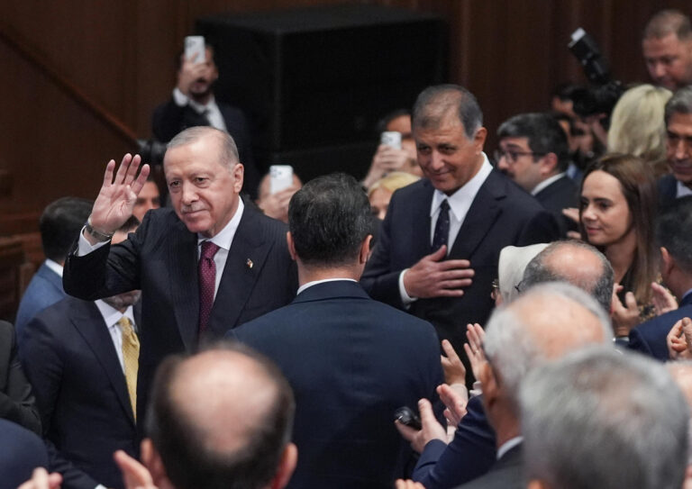 İzmir’de Siyasi Deprem: Cemil Tugay Ak Parti’ye Geçti İzmir'de Siyasi Deprem: Cemil Tugay Ak Parti'ye Geçti