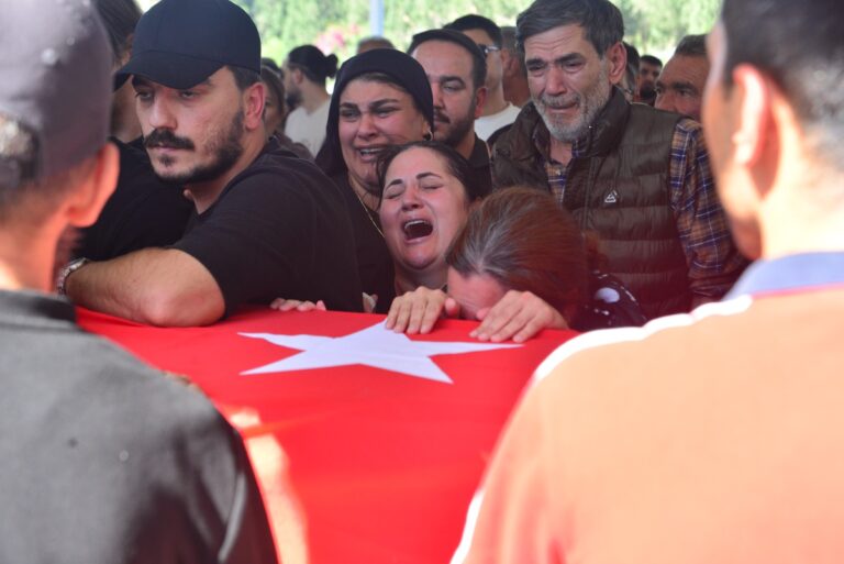 Katamaran Kazasında Kaybolan Genç Adana’da Defnedildi Katamaran Kazasında Kaybolan Genç Adana'da Defnedildi