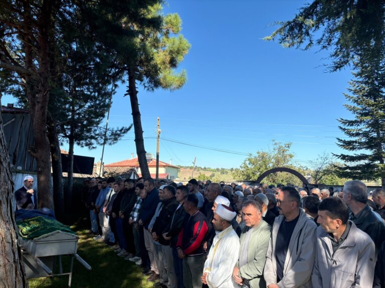 Kıbrıs Gazisi Nevzat Yılmaz Dualarla Defnedildi Kıbrıs Gazisi Nevzat Yılmaz Dualarla Defnedildi