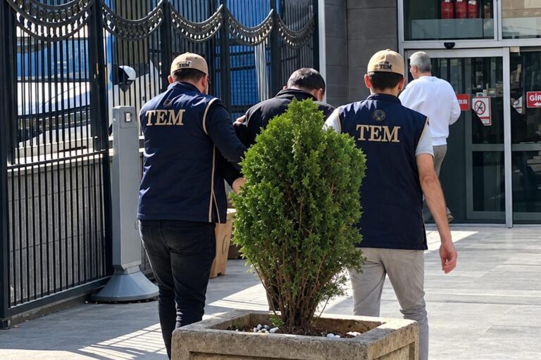 Kırmızı Bültenle Aranan Deaş Şüphelisi Yakalandı Kırmızı Bültenle Aranan Deaş Şüphelisi Yakalandı