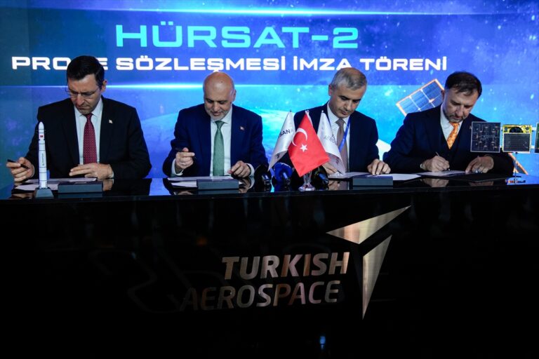 Milli Uyduda Seri Üretim Devri: Hürsat-2 İmzalandı Milli Uyduda Seri Üretim Devri: Hürsat-2 İmzalandı