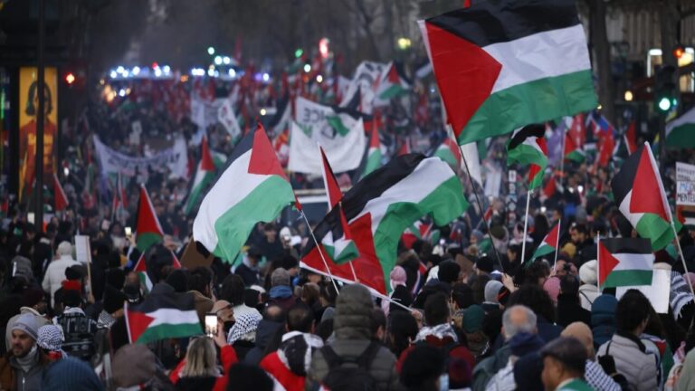 Paris'te Dev Protestoya Polis Engeli: Yasaklandı!