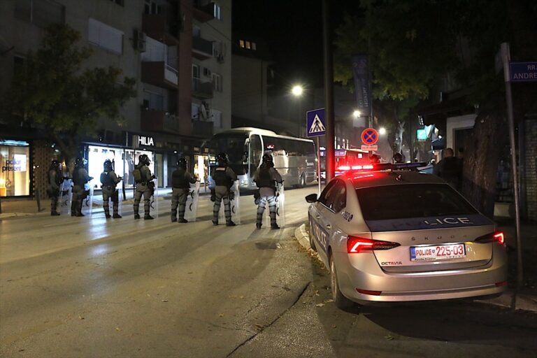 Priştine Sokaklarında Alevli Gece: Meclis Kuşatıldı Priştine Sokaklarında Alevli Gece: Meclis Kuşatıldı