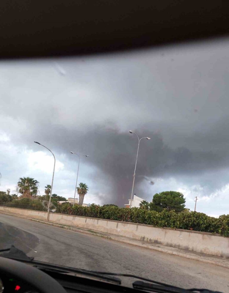 Sicilya'da Kabus Günü: İki Hortum Şehri Yıktı Geçti