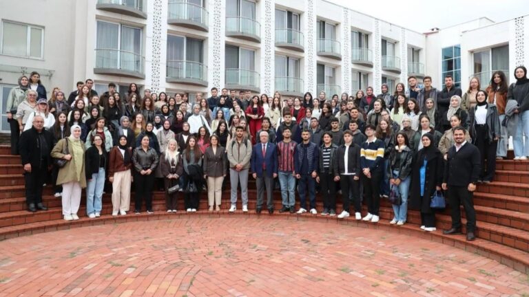 Sinop Üniversitesinde Yeni Öğrencilere Sıcak Karşılama Sinop Üniversitesinde Yeni Öğrencilere Sıcak Karşılama