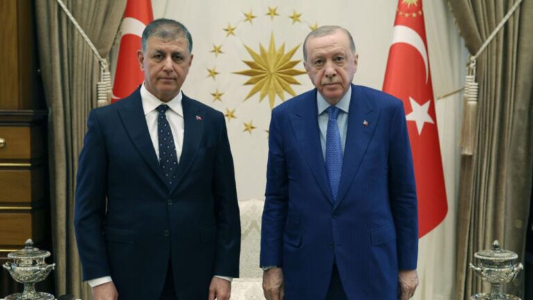 Siyasette Büyük Transfer: Cemil Tugay Ak Parti Yolunda Siyasette Büyük Transfer: Cemil Tugay Ak Parti Yolunda