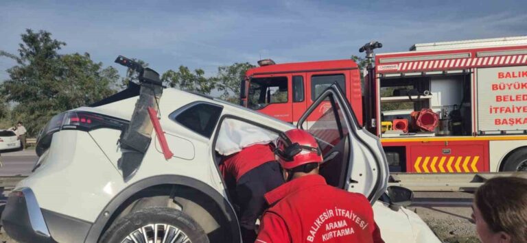 Susurluk’ta Feci Kaza: Otomobil Bariyerlere Çarptı Susurluk'ta Feci Kaza: Otomobil Bariyerlere Çarptı