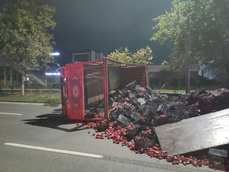 Tekkeköy'de Biber Yüklü Kamyon Devrildi: 2 Yaralı