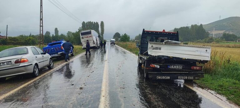 Tokat-Almus Yolunda Korkutan Kaza: 2 Yaralı Tokat-Almus Yolunda Korkutan Kaza: 2 Yaralı