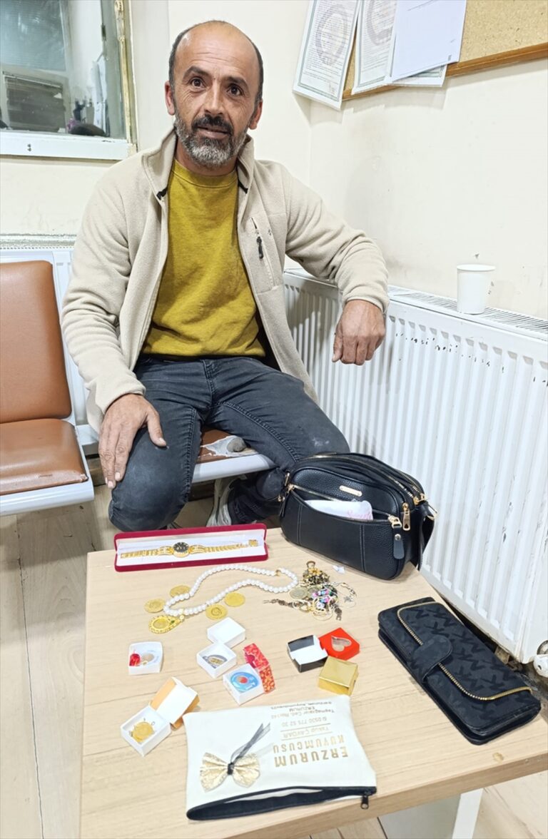 Yaralı Köpeğe Giderken Durakta Servet Buldu