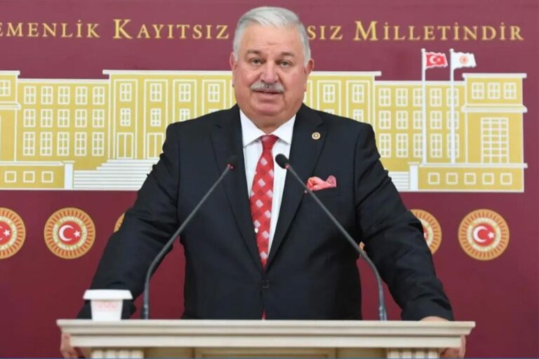 Yeniden Refah'ta Kriz: Doğan Bekin Görevi Bıraktı