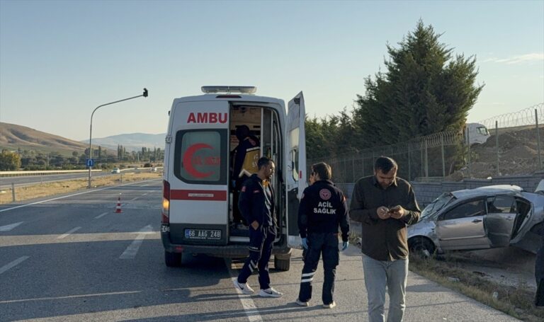 Yozgat'ta Feci Kaza: Otomobil Refüje Devrildi
